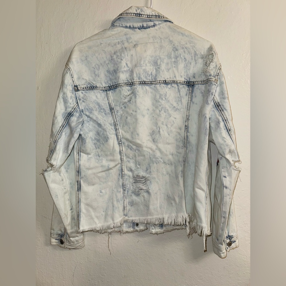 New Hollister Women's oversized Distressed Denim Jacket with Floral Embroidery - Picture 2 of 3